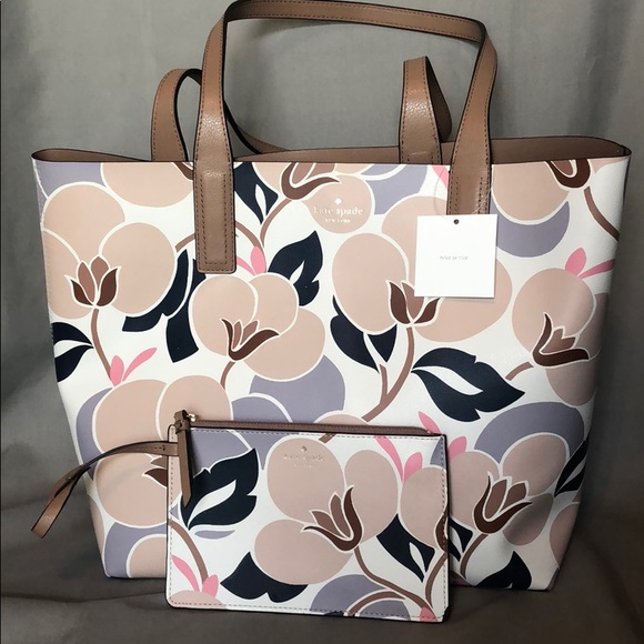 kate spade Accessories - ♠️Kate Spade reversible Mya tote & wristlet!